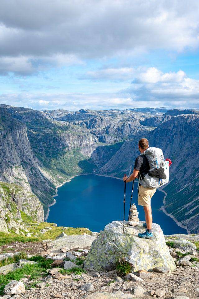 ilustrasi seseorang yang sedang hiking (unsplash/Sébastien Goldberg)
