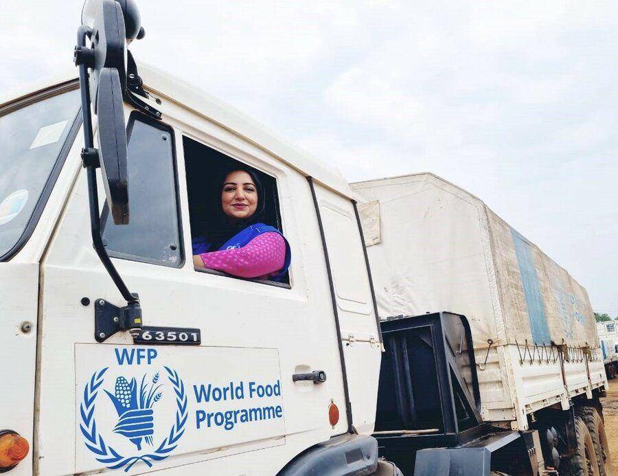 Pekerja bantuan kemanusiaan, Ume Kalsoom, yang tengah mengawasi inspeksi makanan di seluruh Sudan Selatan. (WFP/Johnson Abraham)