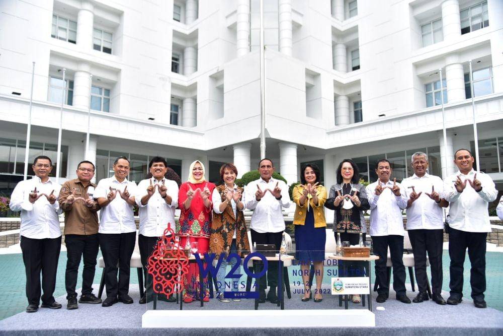 Gubernur Sumatera Utara (Sumut) Edy Rahmayadi memberikan keterangan pers mengenai penyelenggaraan Women-20 (W20) di Halaman Kantor Gubernur Sumut Jalan Diponegoro Nomor 30 Medan, Rabu (15/6). W20 akan berlangsung pada 19-21 Juli di Danau Toba, tepatnya di Parapat Kabupaten Simalungun, Sumut.