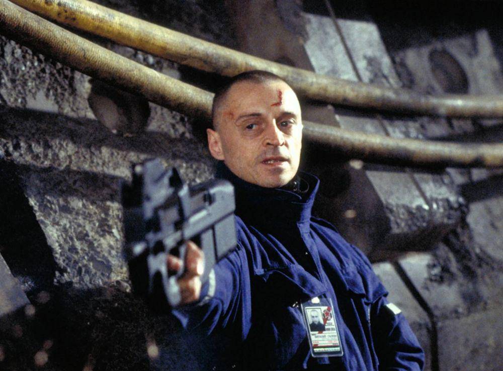 potret Robert Carlyle sebagai Victor Zokas/Renard di The World Is Not Enough (dok. 007 Official Site)