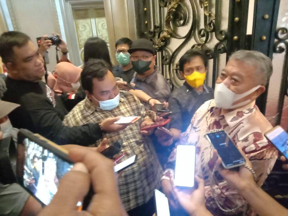 Ketua DPRD Jatim sekaligus Ketua DPD PDIP Jatim, Kusnadi saat diwawancarai wartawan. Dok. Istimewa.
