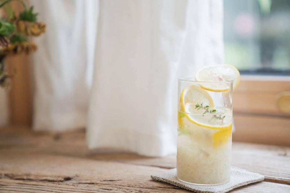 ilustrasi lemonade nanas (unsplash.com/zhenzhong liu)