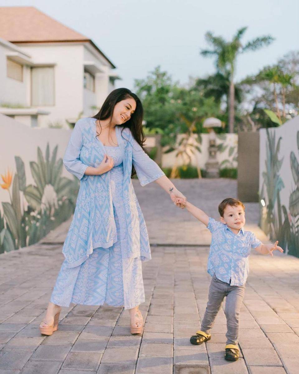 inspirasi baju kondangan kompak ibu dan anak bergaya kasual (@tenacious.balifamily via instagram.com/celine_evangelista)