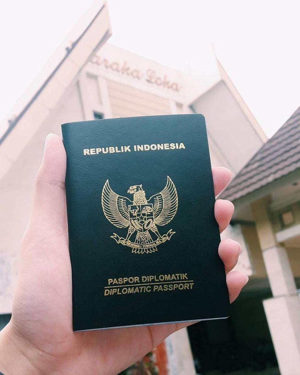 Paspor diplomatik (facebook.com/worldwide.immigrationexperts)
