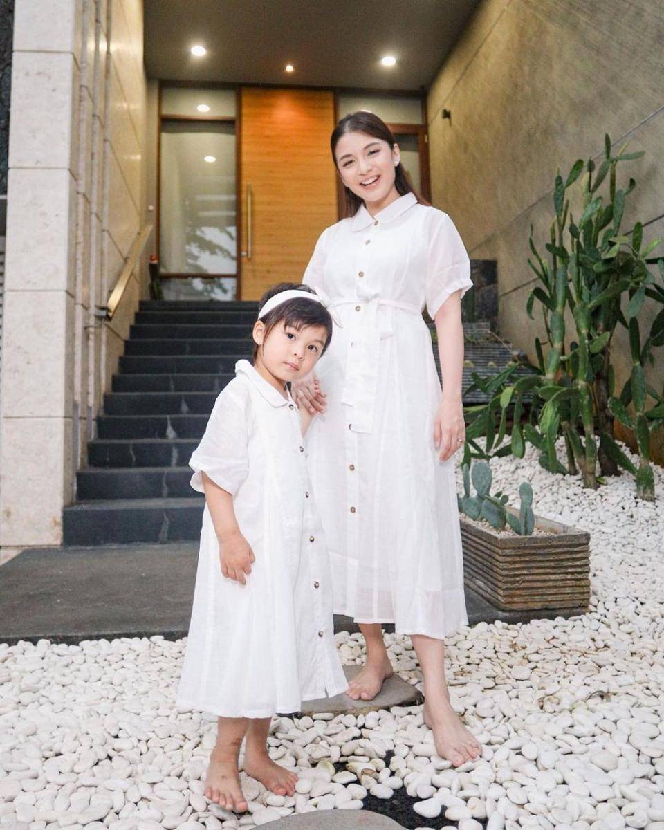 inspirasi baju kondangan kompak ibu dan anak bergaya kasual (instagram.com/chelseaoliviaa)