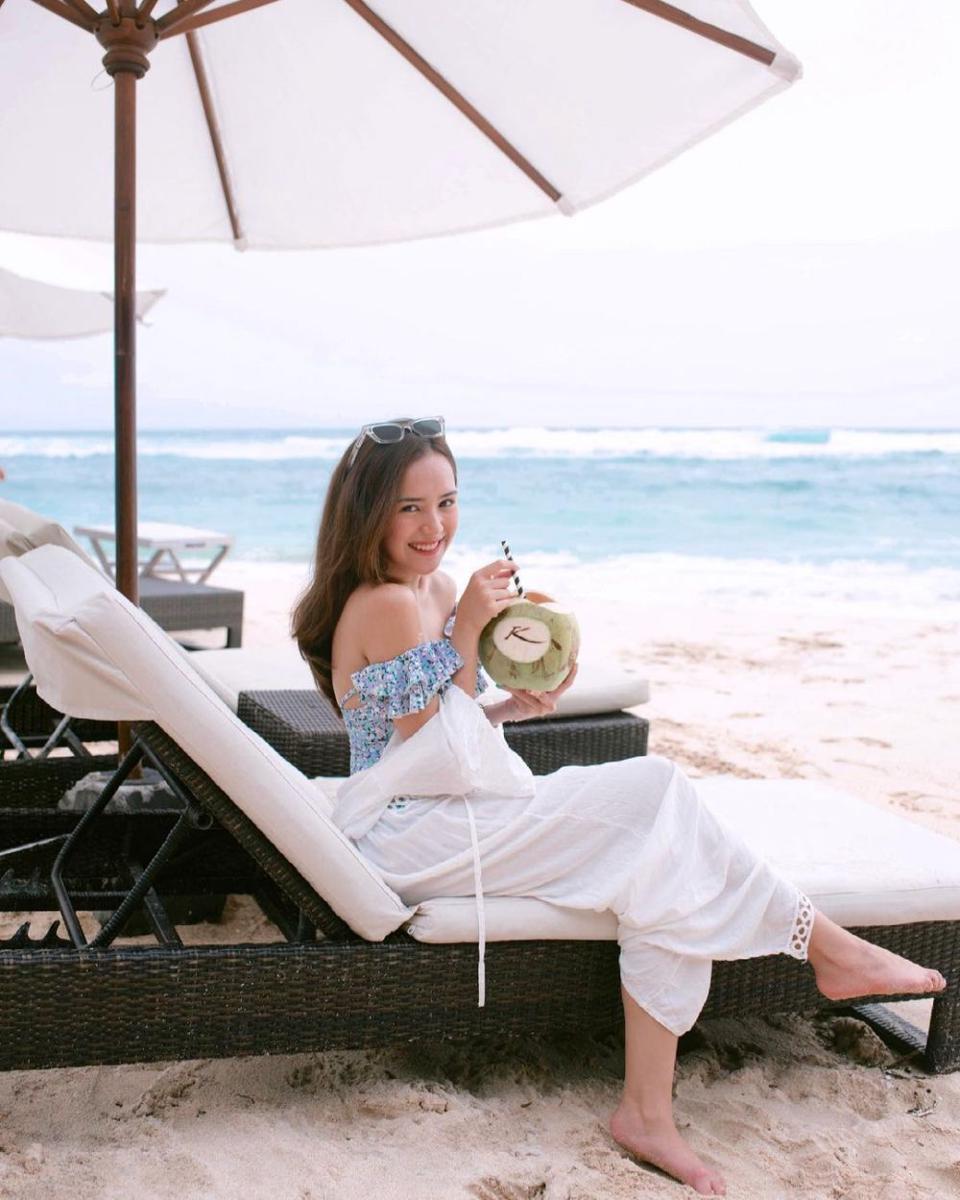 12 Outfit ke Pantai ala Beby Tsabina, Sederhana dan Kekinian!