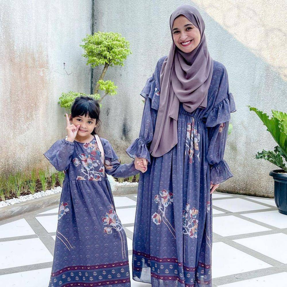 inspirasi baju kondangan kompak ibu dan anak bergaya kasual (instagram.com/shireensungkar)