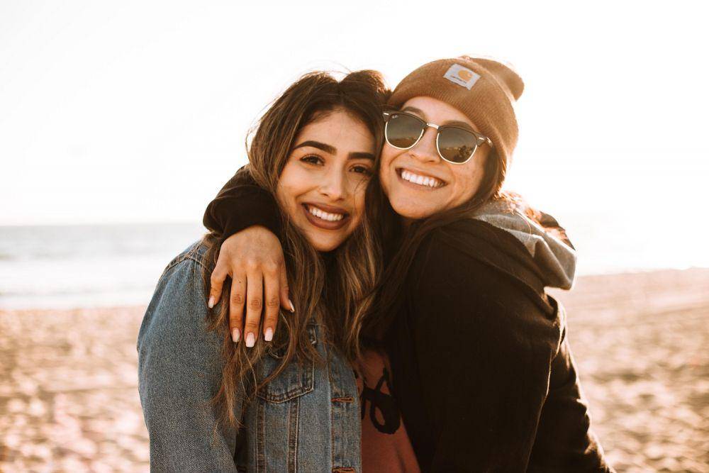 interaksi antar perempuan (unsplash.com/@omarlopez1)