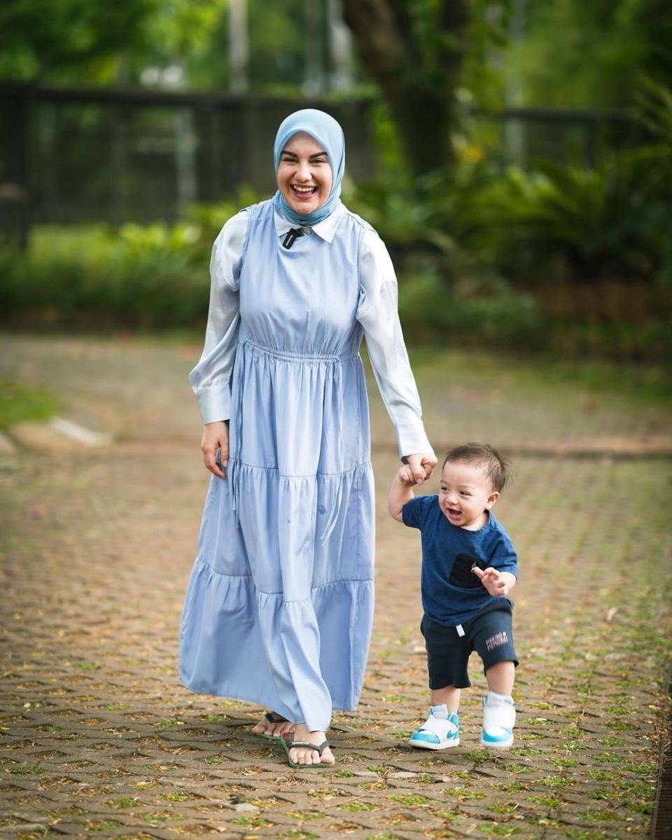 inspirasi baju kondangan kompak ibu dan anak bergaya kasual (instagram.com/_irishbella_)