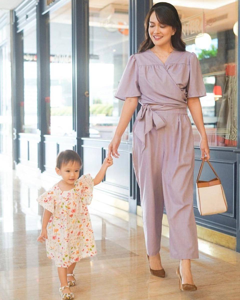 inspirasi baju kondangan kompak ibu dan anak bergaya kasual (instagram.com/shandyaulia)