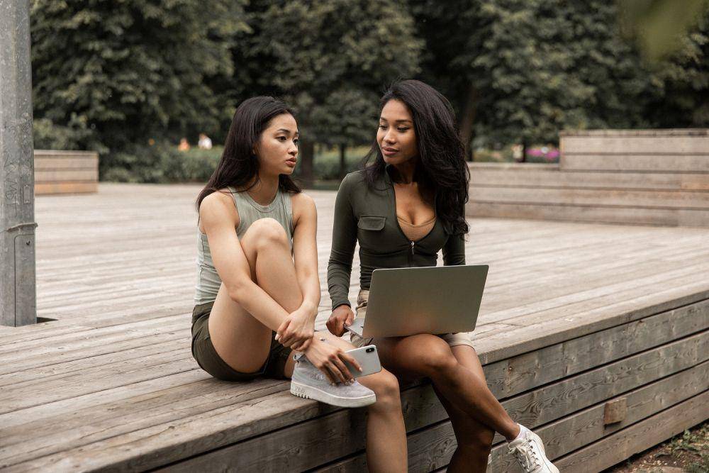 interaksi antar perempuan (unsplash.com/@gabby-k)