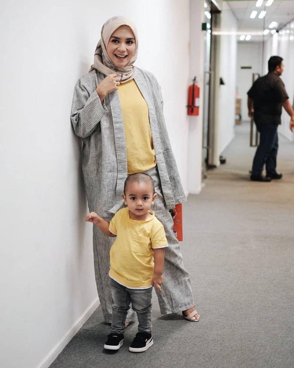 inspirasi baju kondangan kompak ibu dan anak bergaya kasual