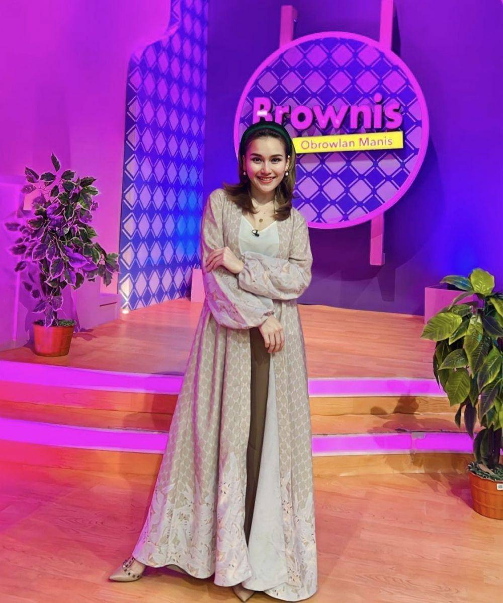 potret Ayu Ting Ting mengenakan bando (instagram.com/ayutingting92)