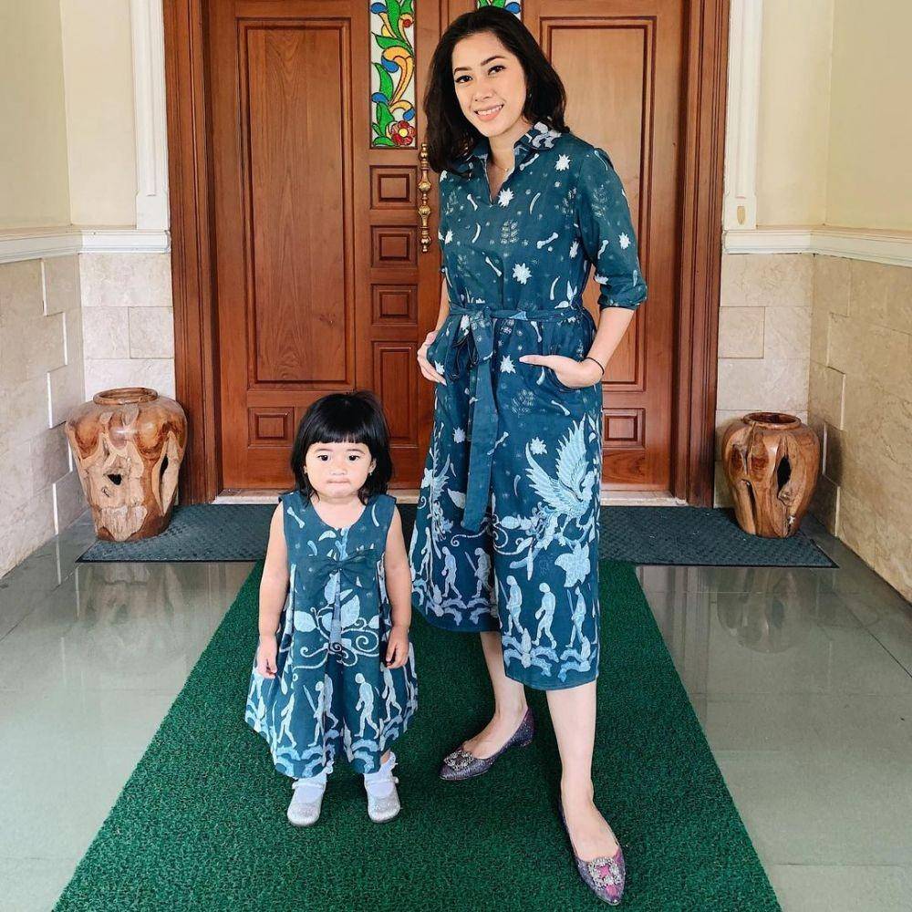 inspirasi baju kondangan kompak ibu dan anak bergaya kasual