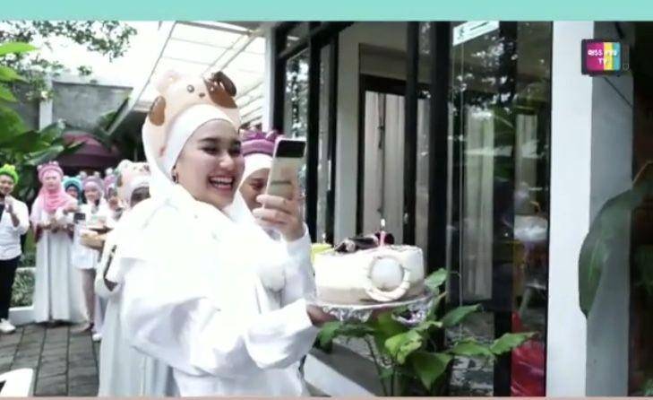 Ulang tahun Syifa, adik Ayu Ting Ting (youtube.com/qissyou tv)