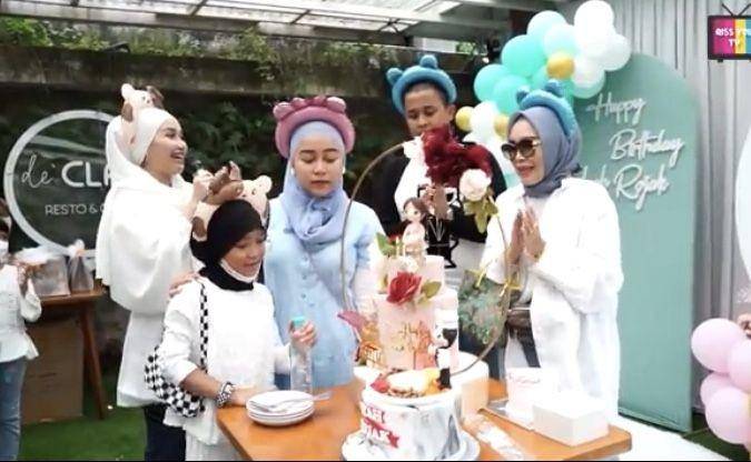 Ulang tahun Syifa, adik Ayu Ting Ting (youtube.com/qissyou tv)