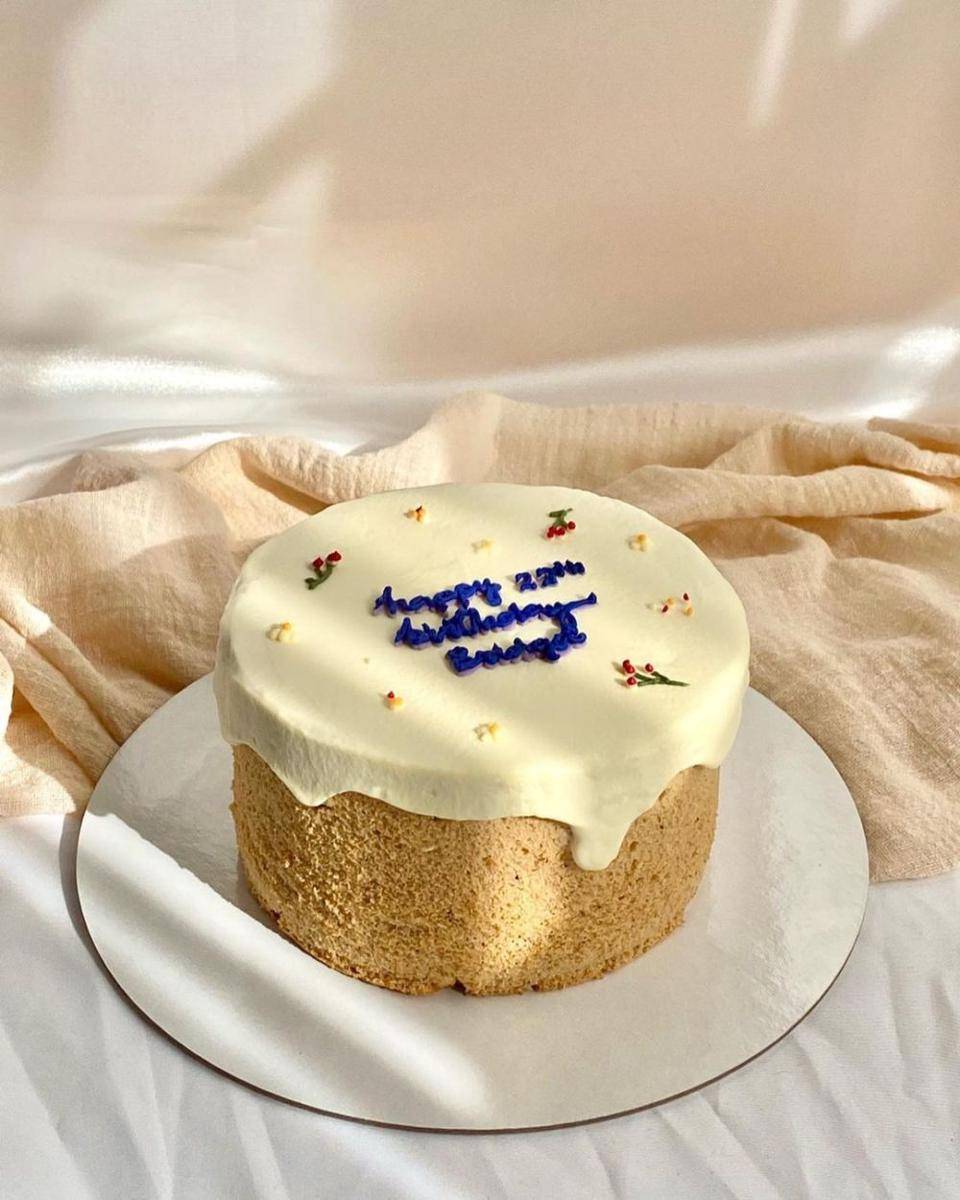 kue ulang tahun minimalis (instagram.com/bicobakes)