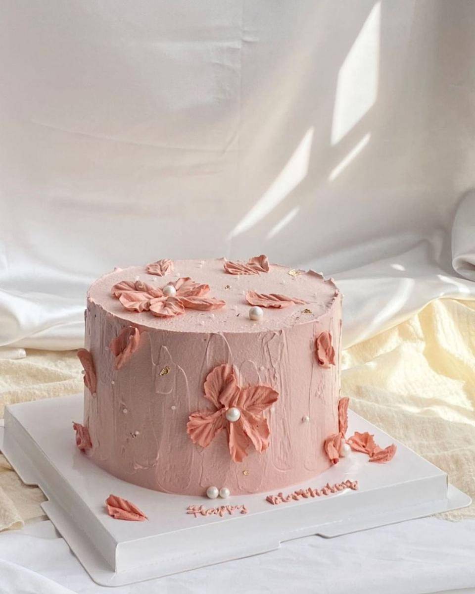 kue minimalis bergambar bunga (instagram.com/bicobakes)