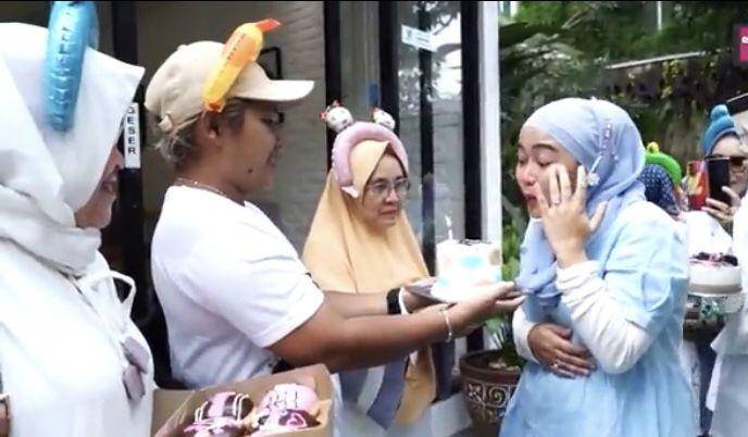 Ulang tahun Syifa, adik Ayu Ting Ting (youtube.com/qissyou tv)