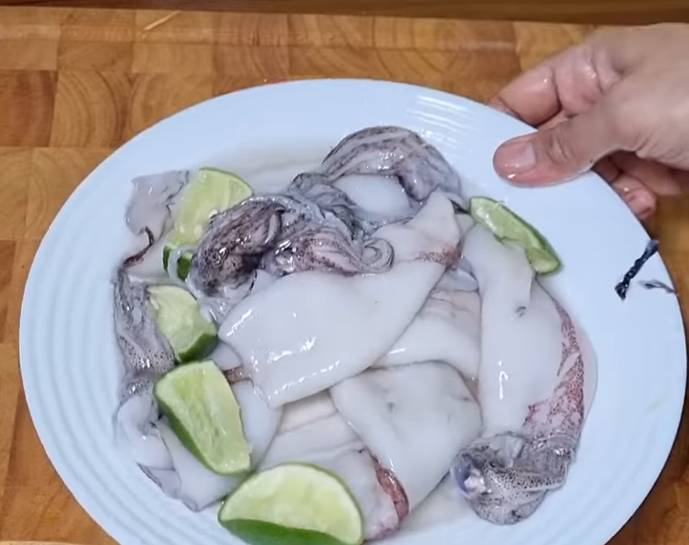 ilustrasi cumi yang dilumuri jeruk nipis (youtube.com/CeceromedKitchen)