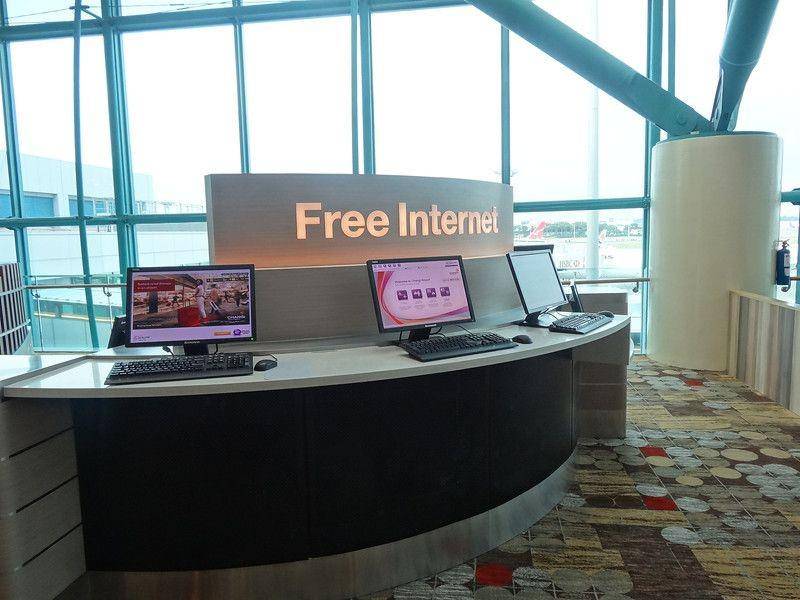 internet corner, Bandara Changi Singapore (brenontheroad.com)