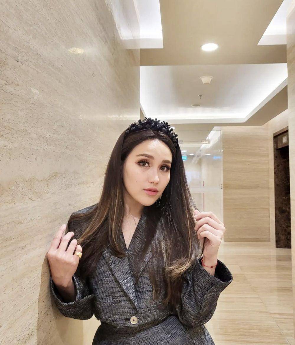 potret Ayu Ting Ting mengenakan bando (instagram.com/ayutingting92)