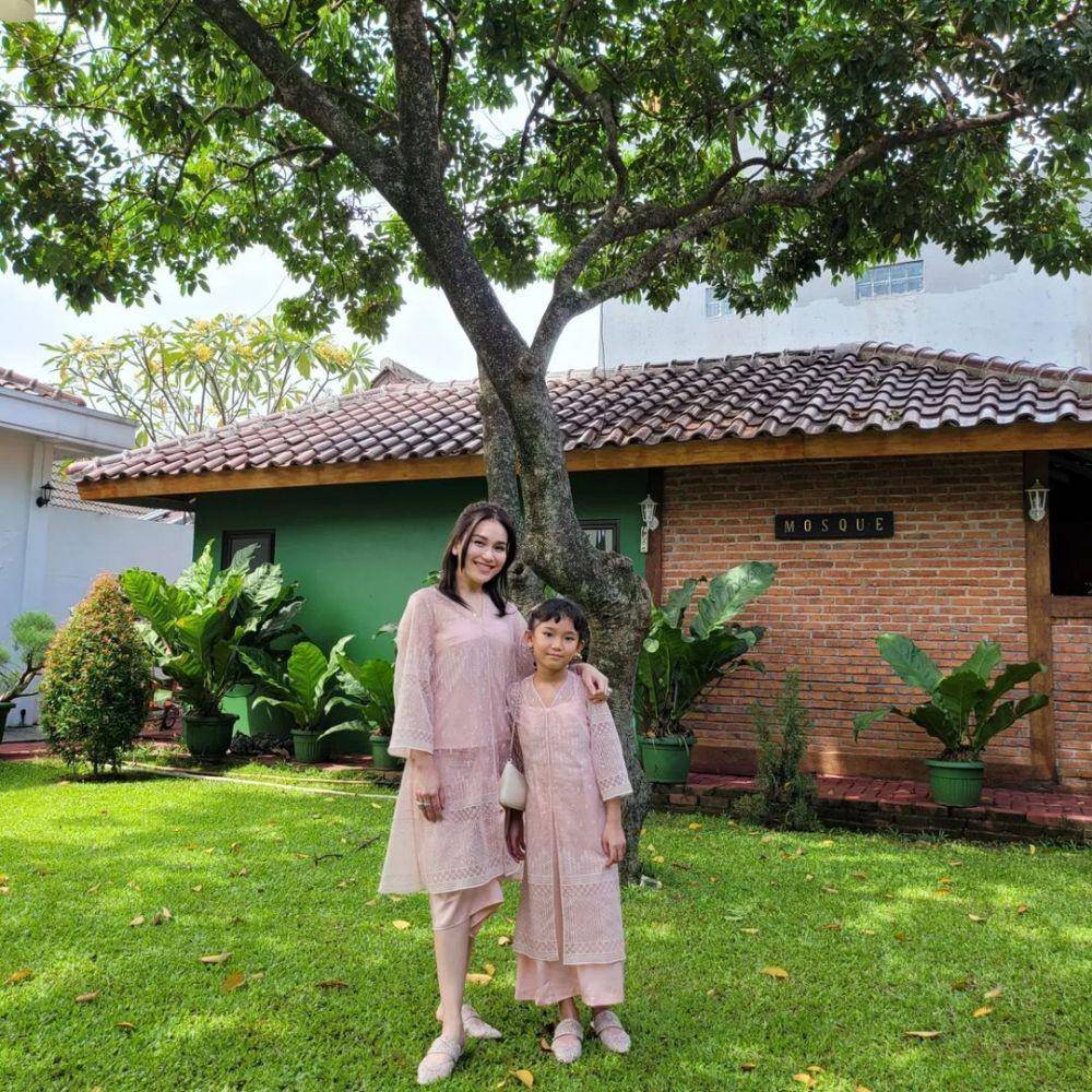 inspirasi baju kondangan kompak ibu dan anak bergaya kasual (instagram.com/ayutingting92)