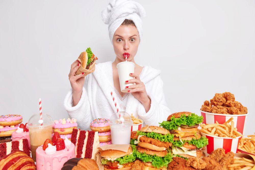 Gambaran wanita membeli banyak makanan (freepik.com/wayhomestudio)