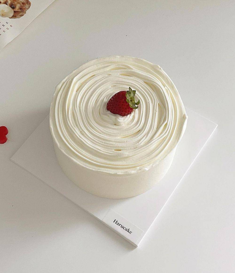 kue vanilla stroberi (instagram.com/harucake_)