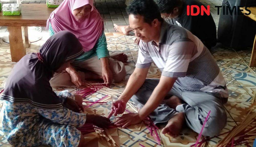 Pelatihan pembuatan produk kerajinan anyaman bambu. (IDN Times/Daruwaskita)