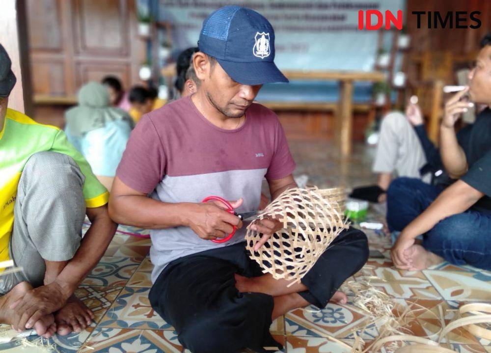 Pelatihan pembuatan produk kerajinan anyaman bambu. (IDN Times/Daruwaskita)
