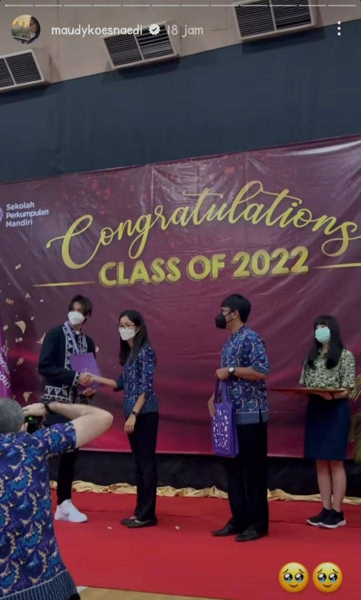 Momen kelulusan SMP Eddy Meijer. (instagram.com/maudykoesnaedi)