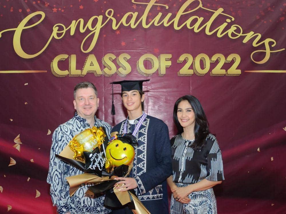 10 Momen Bahagia Eddy Meijer, Putra Maudy Koesnaedi Lulus SMP