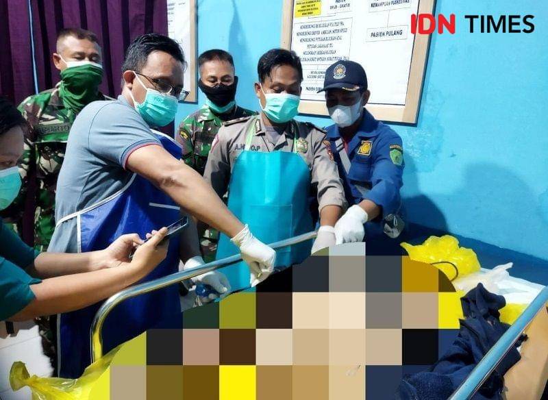 Ilustrasi petugas yang berhasil evakuasi sisa jasad korban terkaman buaya di PPU (IDN Times/Ervan)