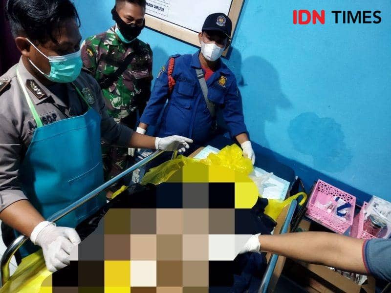 Sisa tubuh korban Kamaruddin saat berada di Puskesmas Marindan (IDN Times/Ervan)