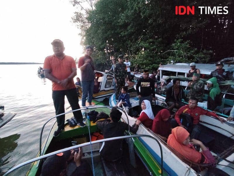 Tim gabungan bersama keluarga korban dan warga ketika akan melakukan pencarian (IDN Times/Ervan)