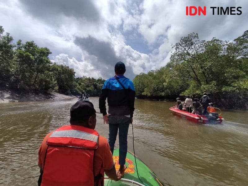 Pencarian korban diterkam buaya Kamaruddin di Sungai Mentawir PPU (IDN Times/Ervan)