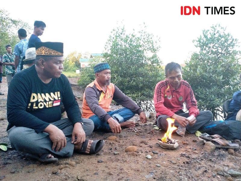 Ketua LAP PPU, Musa (baju hitam) saat mengikuti proses ritual adat pencarian korban (IDN Times/Ervan)