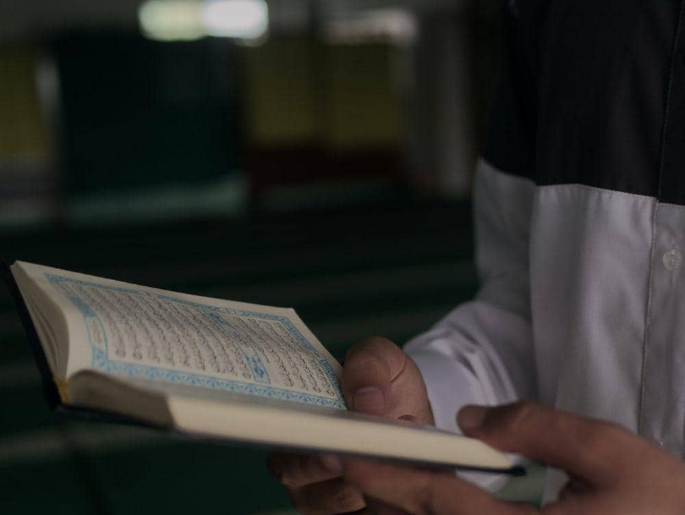 ilustrasi sedang membaca Al-Qur'an (unsplash.com/Masjid Pogung Dalangan)