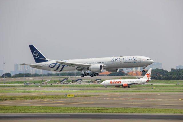 Potret pesawat di Bandara Internasional Soekarno Hatta (unsplash.com/fasyahalim_)
