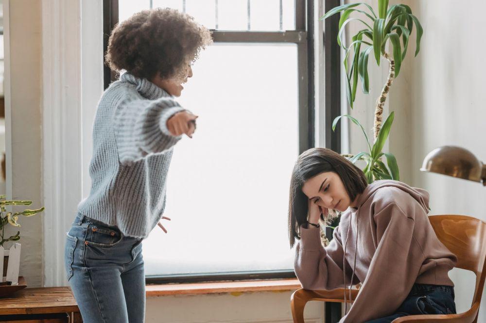 10 Akibat Jika Suka Menghakimi Kesalahan Orang Lain