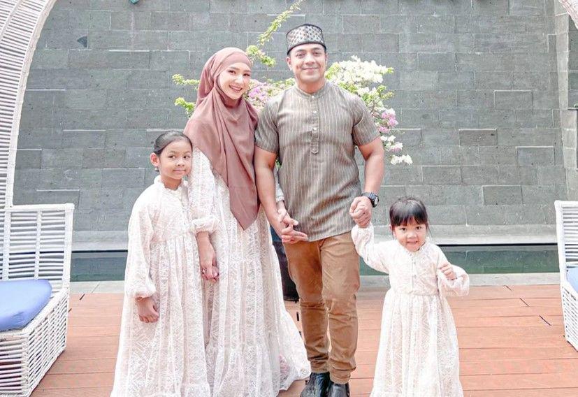 9 Potret Akur Keluarga Ustaz Riza, akan Tambah Momongan!