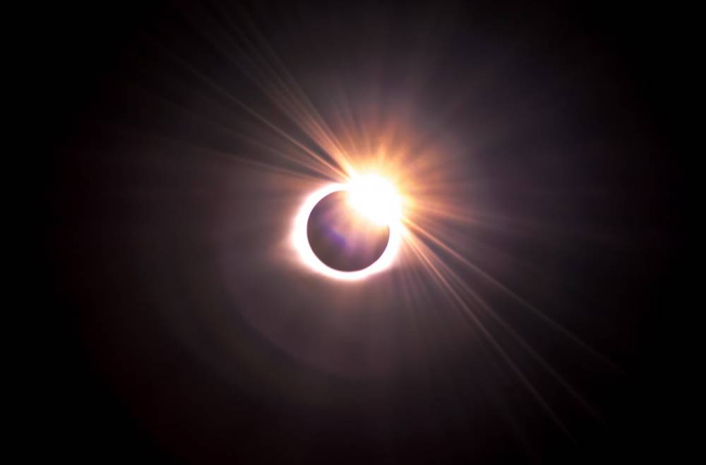 ilustrasi gerhana Matahari (unsplash.com/Justin Dickey)