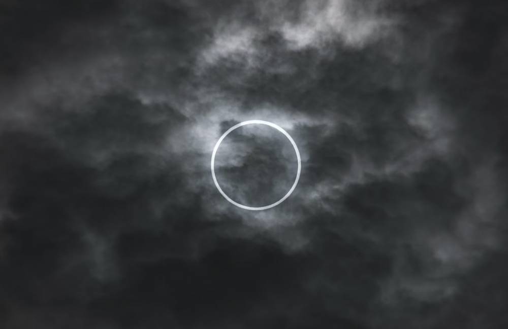 ilustrasi gerhana matahari cincin (unsplash.com/Marek Okon)