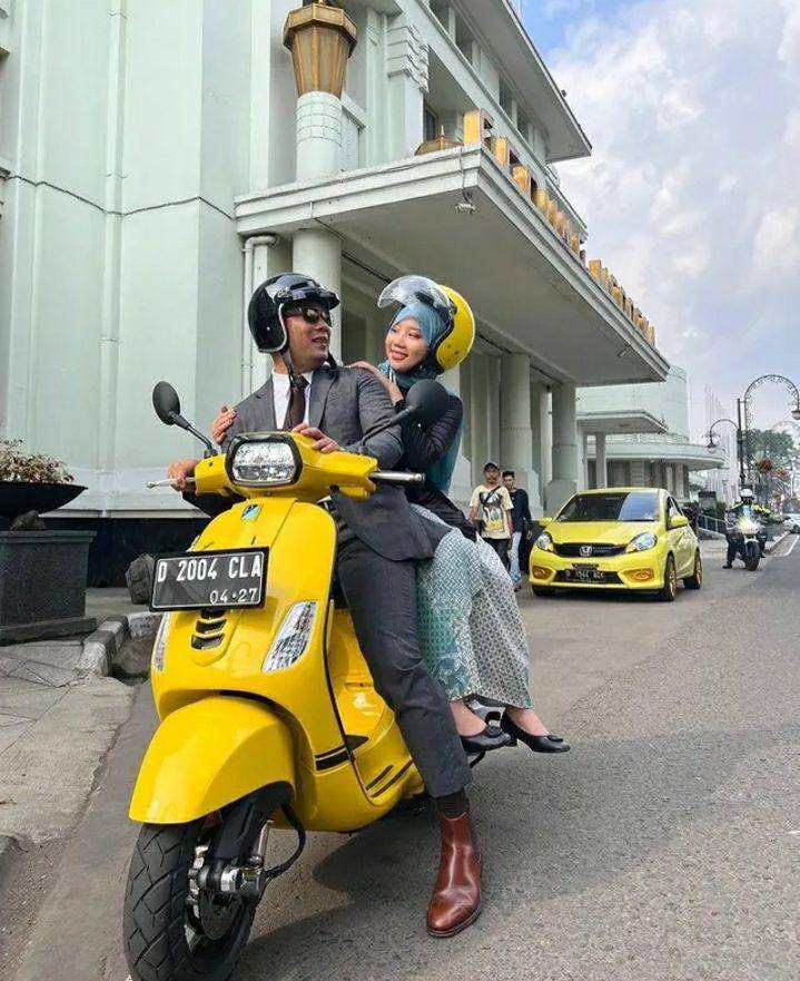 Camillia Laetitia Azzahra dan Ridwan Kamil naik Vespa. Instagram.com/ataliapr