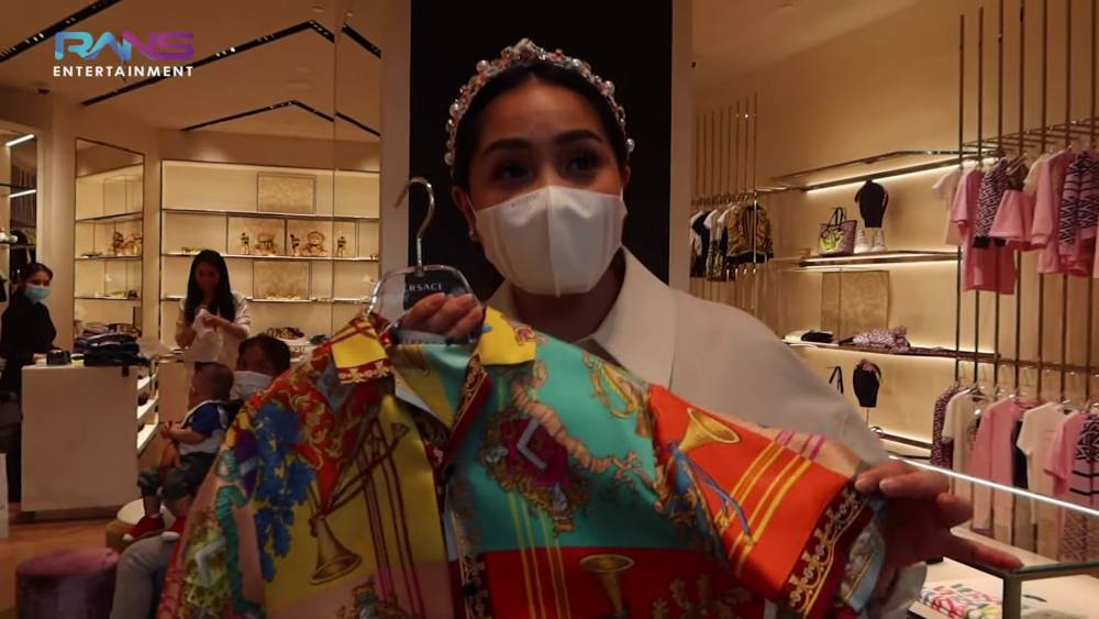 Potret Nagita saat shopping di Singapur (youtube.com/RansEntertainment)