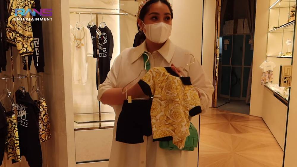 Potret Nagita saat shopping di Singapur (youtube.com/RansEntertainment)