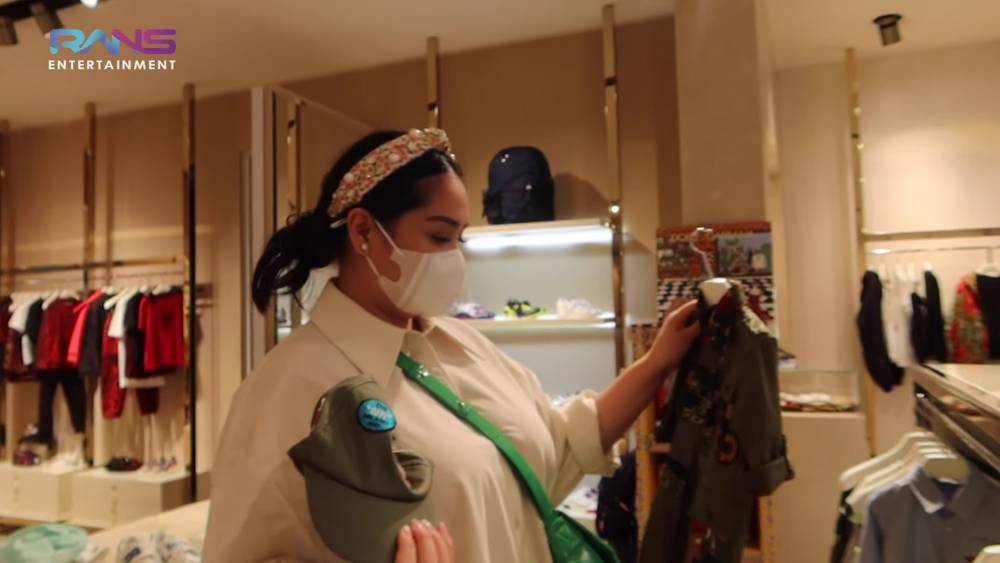 Potret Nagita saat shopping di Singapur (youtube.com/RansEntertainment)