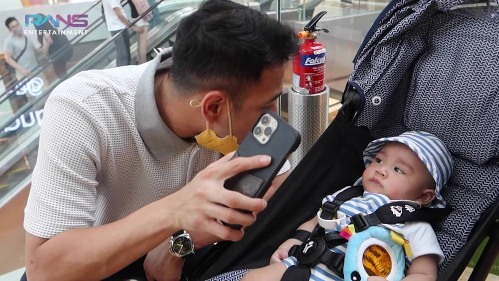 Raffi Ahmad dan Baby Rayyanza saat menunggu Nagita berbelanja (youtube.com/RansEntertainment)