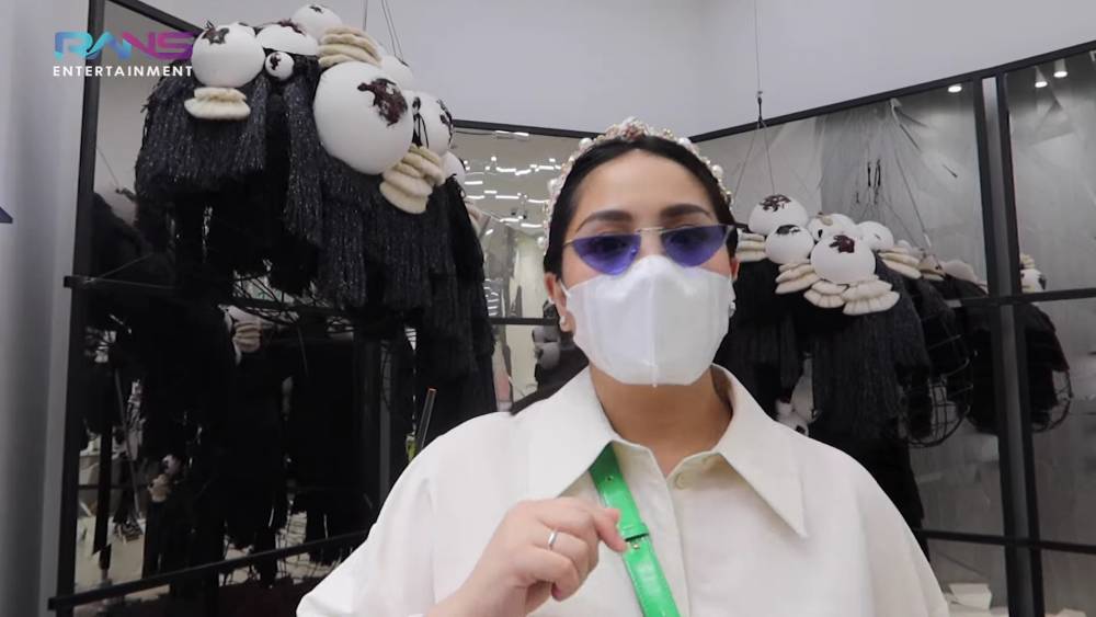 Nagita Slavina saat shopping kacamata di Singapur (youtube.com/RansEntertainment)